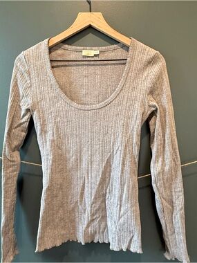 Faherty Ribbed Scoop-Neck Long Sleeve Top in Heather Gray